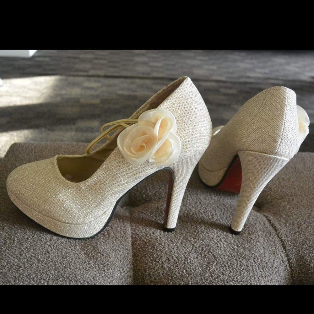 Beautiful sparkly gold heels with flower detail - Picture 3 of 8